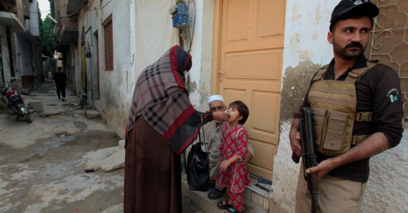 Militant attacks in Pakistan hinder polio immunization campaigns