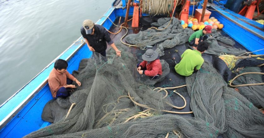 Hanoi demands Beijing return detained Vietnamese fishermen, ramps up island-building