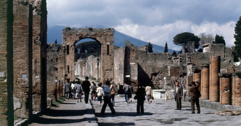 Pompeii archaeological park sets daily visitors' limit to combat over-tourism