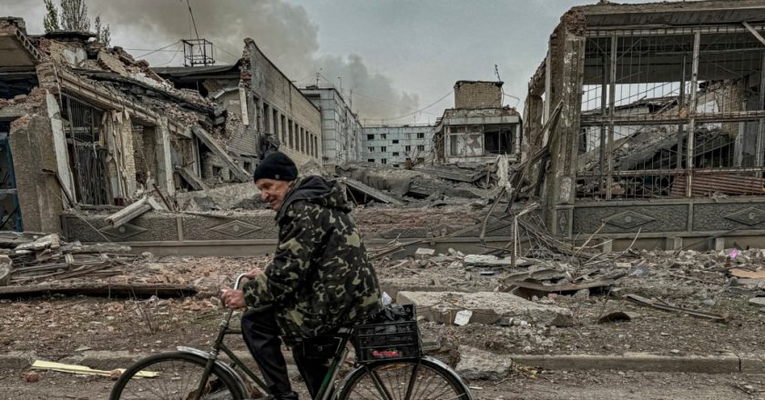 As Russian forces close in on Kurakhove, hundreds of residents remain in front-line city