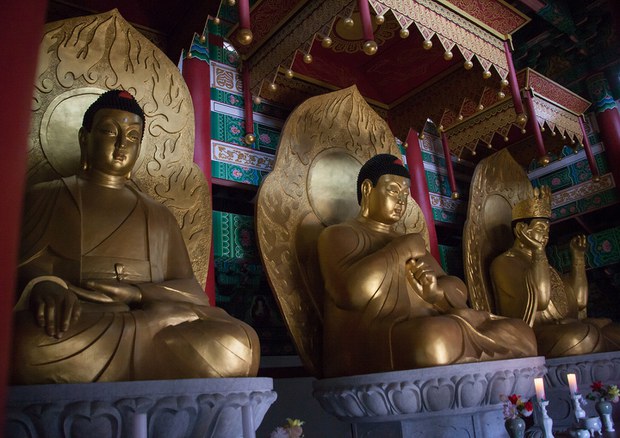 North Koreans pray to Buddha statues for good luck